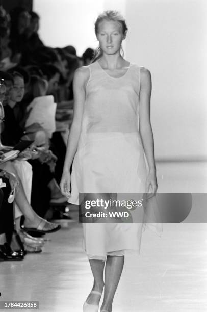 Donna Rizer Donna Karan Fashion Show 1998 Photos and Premium High Res Pictures ...