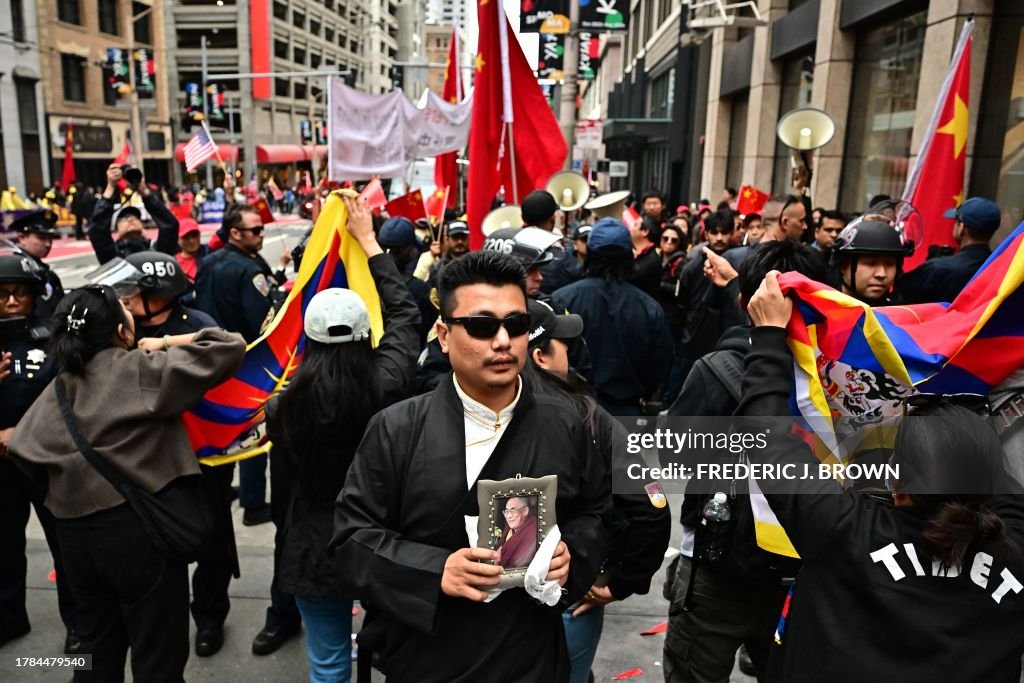 TOPSHOT-US-APEC-SUMMIT-TIBET-DEMO