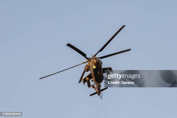 elicottero d'attacco mi-35m - elicottero dattacco foto e immagini stock
