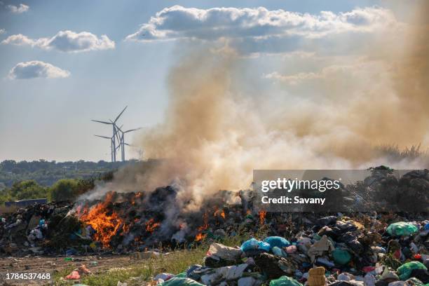 wild garbage dump - afval stockfoto's en -beelden