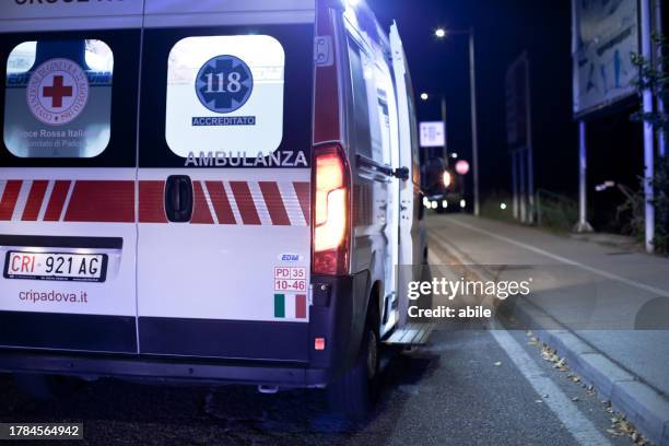 ambulancia en rescate, padua. italia foto almacenada - vehículo de emergencia fotografías e imágenes de stock
