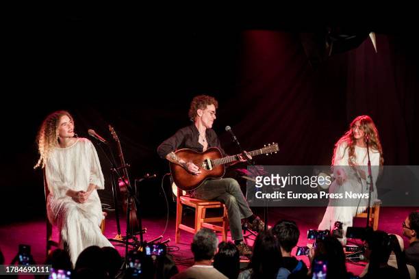Brazilian musician and singer Jose Fernando Gomes dos Reis, also known as 'Nando Reis' accompanied by the duo Anavitoria during a concert at Sala...
