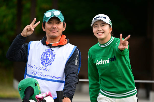 https://media.gettyimages.com/id/1784706231/photo/chonan-japan-kotone-hori-of-japan-poses-with-her-caddie-on-the-11th-hole-during-the-first.jpg?s=612x612&w=0&k=20&c=4Rulq6fOFdowrETD_wRXm8mTlRToQ9nuBqdxfsRLL9E=