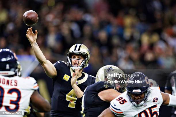 Derek Carr of the New Orleans Saints throws a pass during a game against the Chicago Bears at Caesars Superdome on November 5, 2023 in New Orleans,...