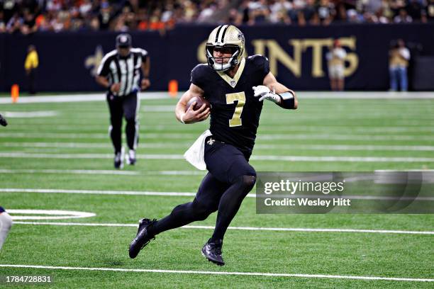 Taysom Hill of the New Orleans Saints runs the ball during a game against the Chicago Bears at Caesars Superdome on November 5, 2023 in New Orleans,...
