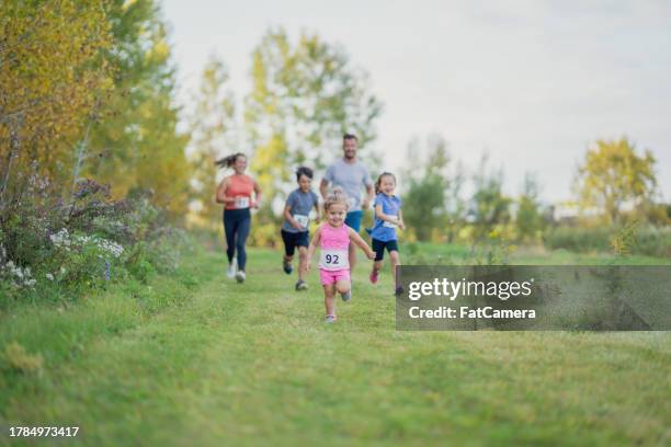 racing as a family - praticando imagens e fotografias de stock