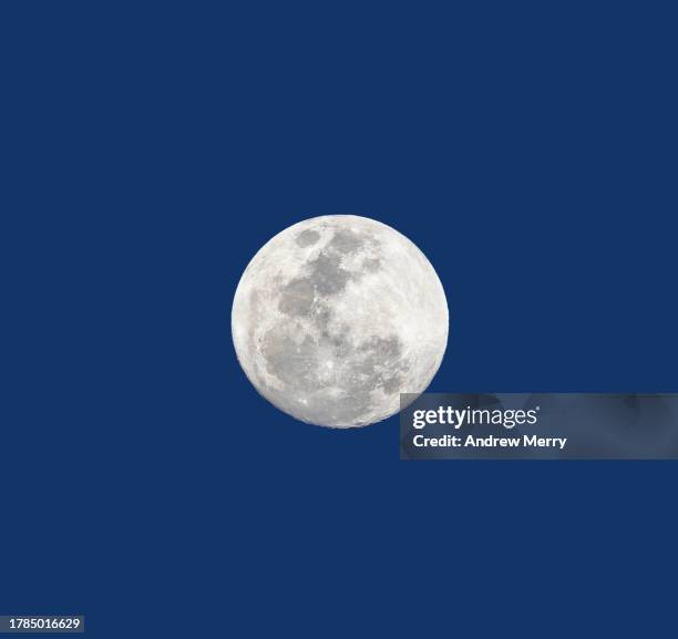 full moon dark blue sky close up - luna foto e immagini stock
