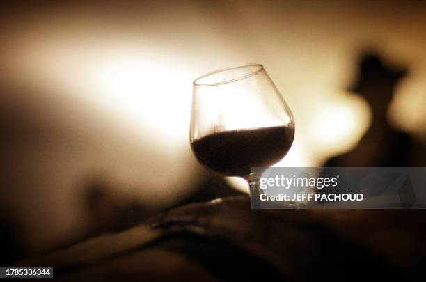 Photo d'un verre de vin prise le 18 novembre 2007 dans une cave des Hospices de Beaune, lors d'une dégustation ouverte au public le jour de la...