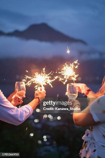 山で大晦日を祝う見分けのつかないカップル - new years eve ストックフォトと画像