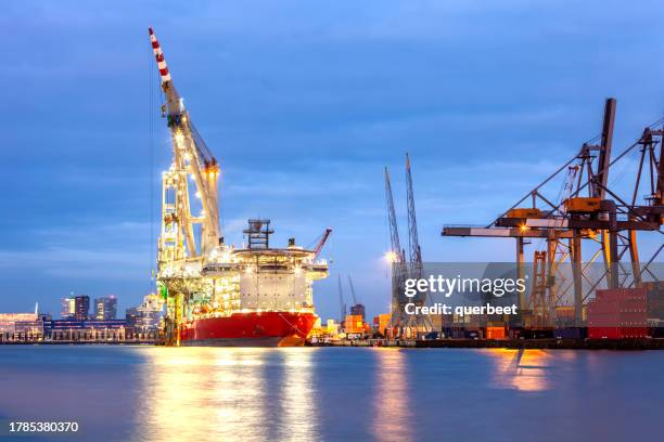 container loading in rotterdam - scheepswerf stockfoto's en -beelden