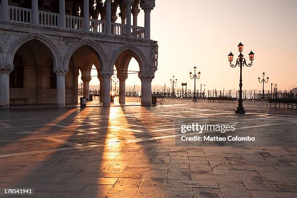 sunrise at ducal palace in venice, italy - doge's palace stockfoto's en -beelden