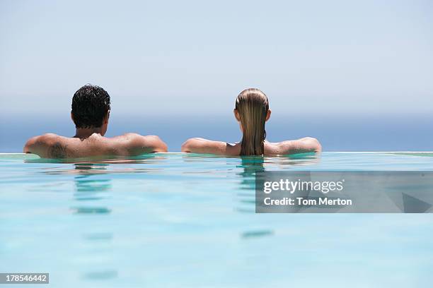 mann und frau im pool - klappstuhl stock-fotos und bilder