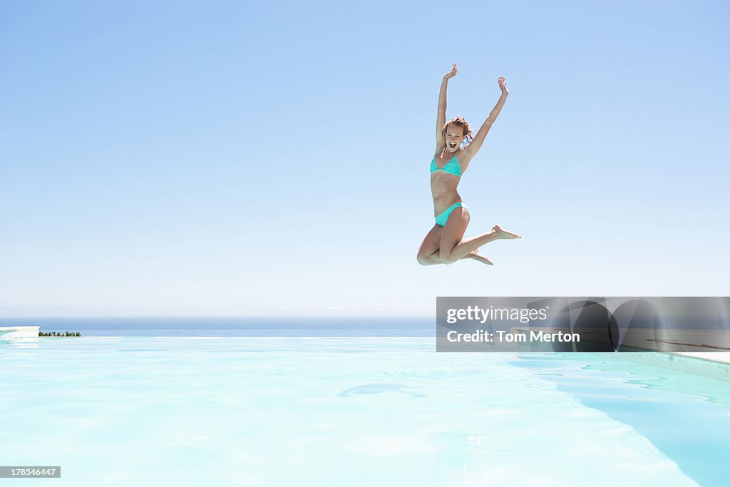 Mulher saltar na piscina