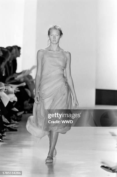 Donna Rizer Donna Karan Fashion Show 1998 Photos and Premium High Res Pictures ...