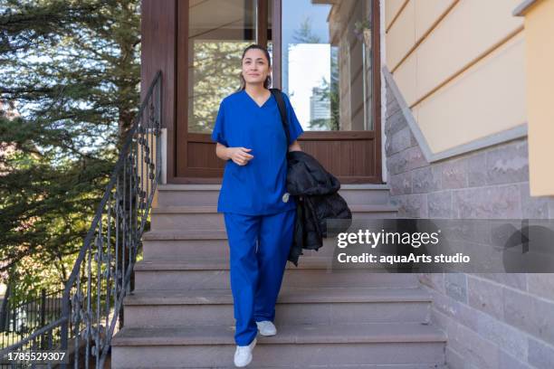 trabajador de la salud con batas saliendo de casa para ir a trabajar - llegada fotografías e imágenes de stock