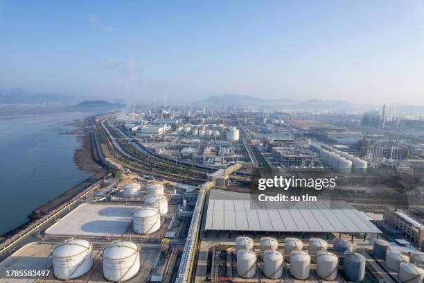 aerial view of conveying equipment and storage tanks in a chemical plant - chemische fabriek stockfoto's en -beelden