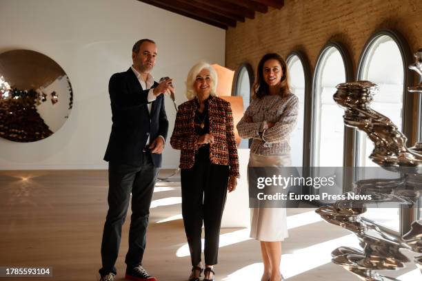 The director of the Hortensia Herrero Art Center, Javier Molins, the promoter and patron of the exhibition, Hortensia Herrero, and the director of...