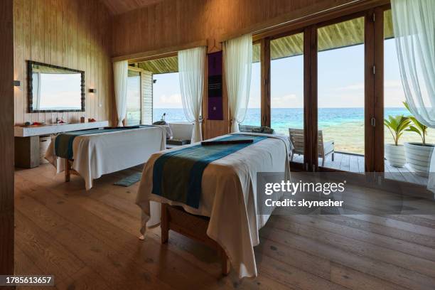 lujosa sala de masajes spa en el complejo turístico. - massage room fotografías e imágenes de stock