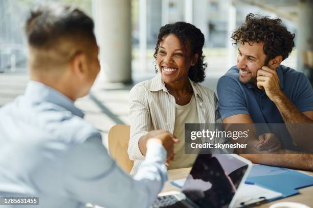 ¡trato exitoso con el agente de seguros! - cliente fotografías e imágenes de stock