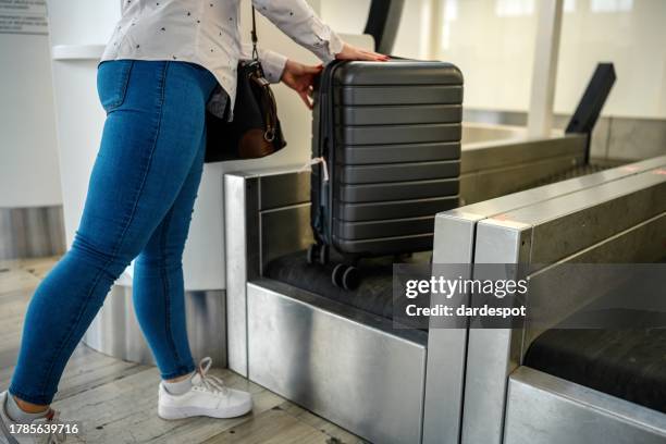 luggage on weight at check-in counter at airport - airport check in counter stock pictures, royalty-free photos & images
