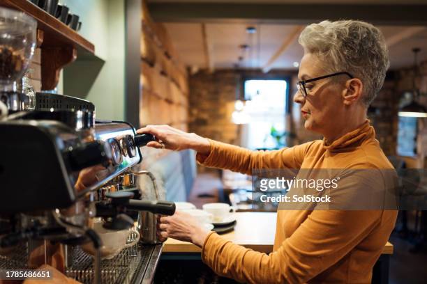staff preparing a coffee - espressomachine stockfoto's en -beelden