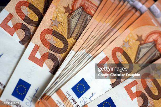 stack of 50 euro banknotes. - gebündelt stock-fotos und bilder