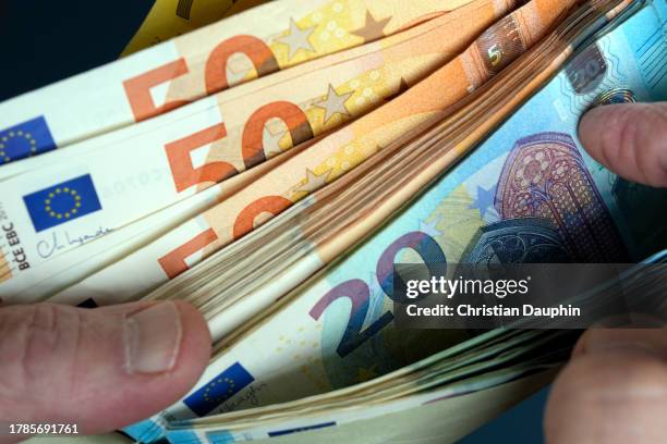 euro banknotes envelope. - tax fraud stock-fotos und bilder