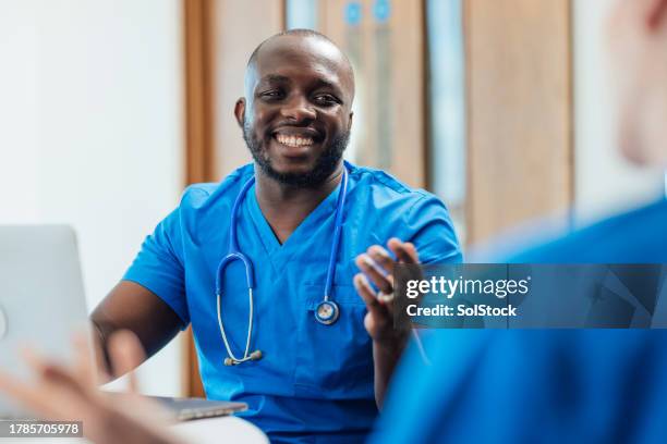 su lugar feliz - nhs staff fotografías e imágenes de stock