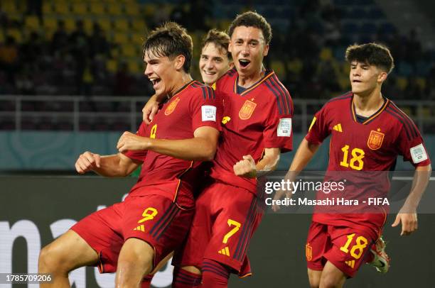 Marc Guiu of Spain celebrates with team mates after scoring the team's first goal during the FIFA U-17 World Cup Group B match between Spain and...