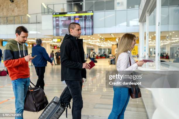 passagiere, die am flughafen einchecken - flugpassagier stock-fotos und bilder