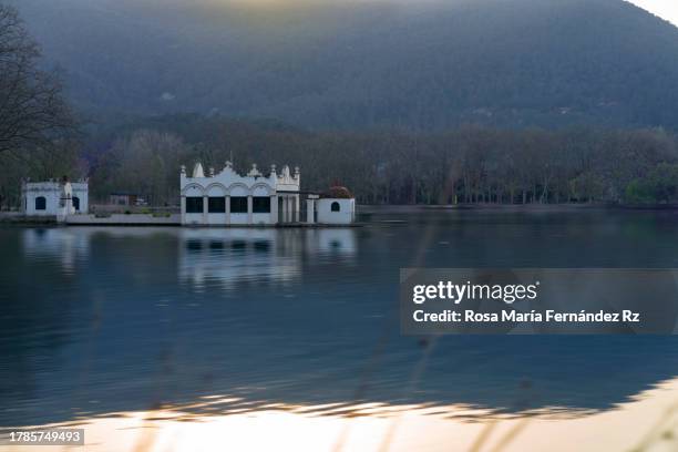 fishing house at lake of banyoles (estany de banyoles) at sunset - banyoles stockfoto's en -beelden