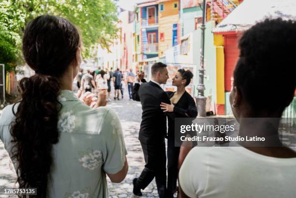touristen beobachten straßenkünstler, die tango auf dem caminito tanzen, buenos aires, argentinien - tango tanz stock-fotos und bilder