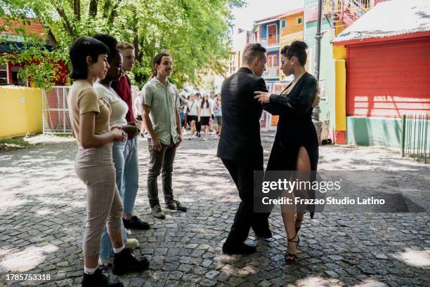 touristen beobachten straßenkünstler, die tango auf dem caminito tanzen, buenos aires, argentinien - caminito stock-fotos und bilder