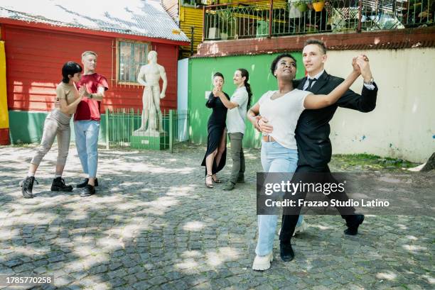 street artist man teaching tango to tourist on caminito, buenos aires, argentina - argentina tango stock pictures, royalty-free photos & images