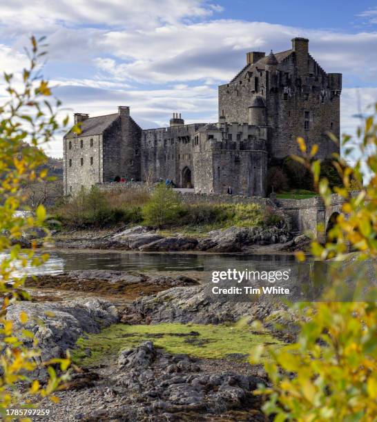 eilean donan castle, scottish highlands, uk - eilean donan castle stock-fotos und bilder