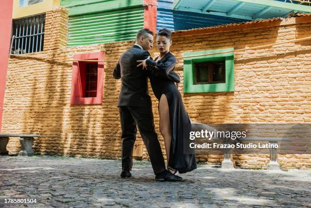 coppia di artisti di strada che ballano il tango su caminito, buenos aires, argentina - tango foto e immagini stock
