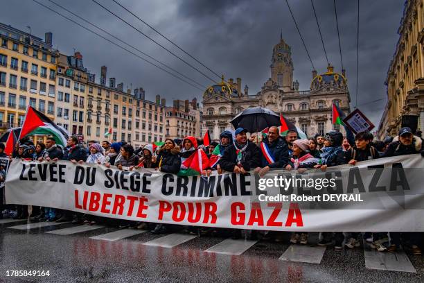 Banderole de tête "LEVÉE DU SIÈGE CRIMINEL DE GAZA LIBERTÉ POUR GAZA", manifestants portant keffiehs, écharpe tricolore et drapeaux palestiniens lors...