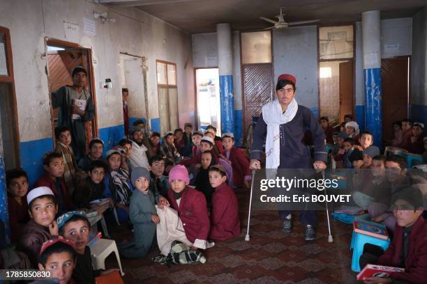Rahimullah, 15 ans, adolescent handicapé avec des béquilles dans une classe de l'orphelinat Al Shaheed Abdul Ahad Khan le 22 novembre 2019 à Kandahar...