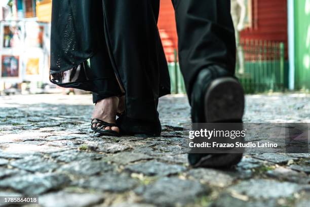 low section of street artists dancing tango on caminito, buenos aires, argentina - tango stockfoto's en -beelden