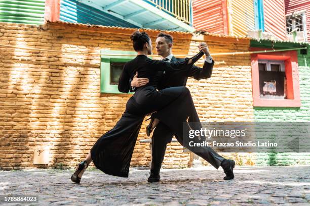 couple d’artistes de rue dansant le tango sur caminito, buenos aires, argentine - tango photos et images de collection