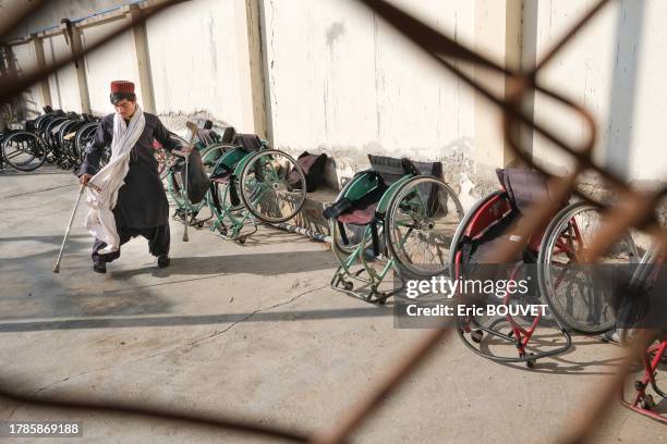 Rahimullah, 15 ans, adolescent handicapé avec des béquilles dans la cour où sont parqués des fauteuils roulant de l'orphelinat Al Shaheed Abdul Ahad...