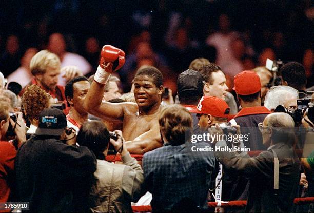 44 Riddick Bowe Vs Michael Dokes 1993 Photos & High Res Pictures ...