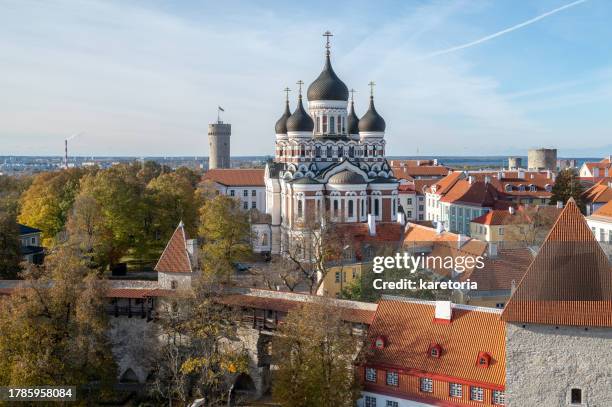 view from above to alexander nevsky cathedral in tallinn, estonia - tallin fotografías e imágenes de stock