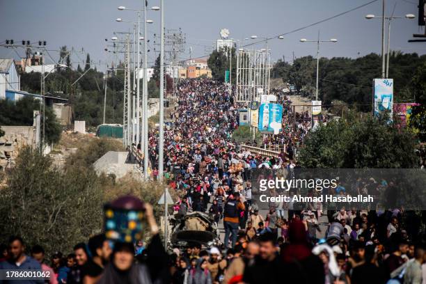 Palestinian citizens displaced from Gaza City to the southern Gaza Strip on Salah al-Din Street in the Al-Mughraqa area on November 10, 2023 in Gaza....