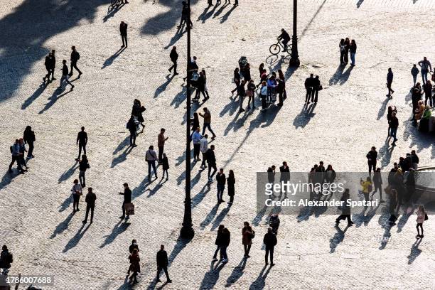 people walking on a sunny city square, aerial view - demographic overview stockfoto's en -beelden