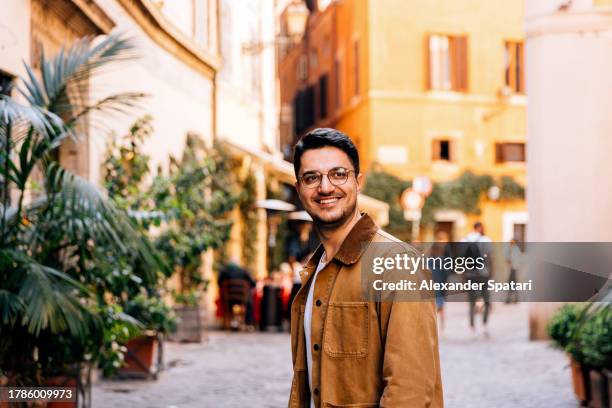 portrait of a happy smiling man on the streets of rome, italy - italienischer abstammung stock-fotos und bilder