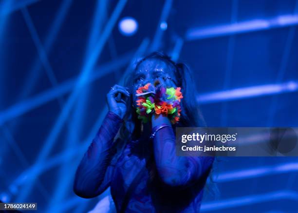 large musical performance in an event venue. punk girl enjoying the music - edm dj stock pictures, royalty-free photos & images