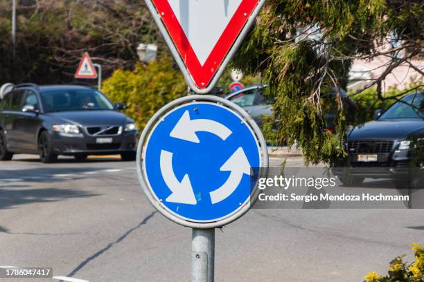 roundabout, traffic circle sign in montreux, switzerland - kreisverkehr stock-fotos und bilder