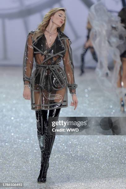 Sanne Vloet on the catwalk