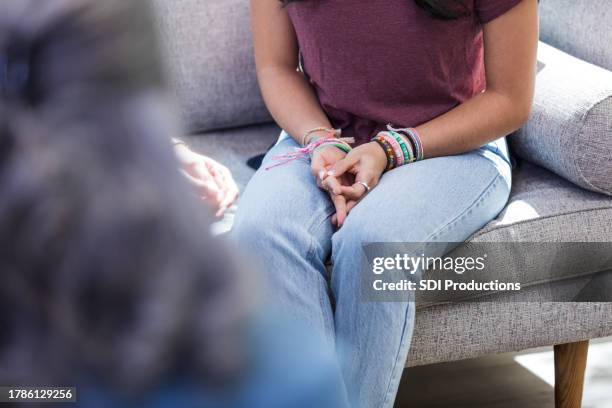 giovane donna stressata irriconoscibile in consulenza con una madre invisibile - psicoterapeuta foto e immagini stock